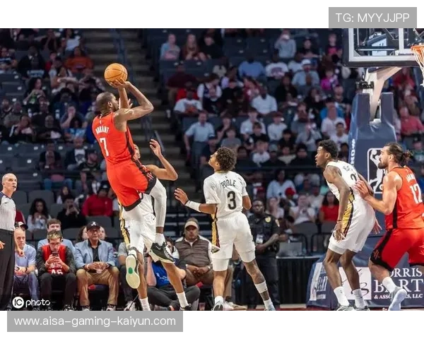 锡安篮下强突造成犯规并罚中，鹈鹕咬住比分